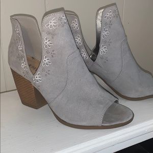 Super cute booties!